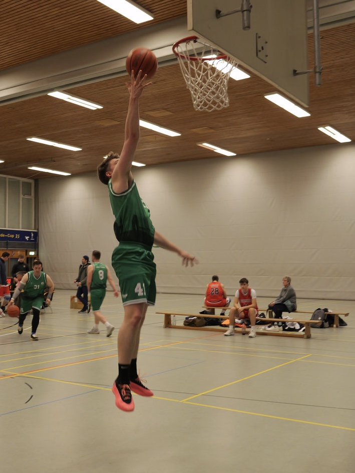 Andreas Dymek going up for a layup